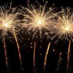 49697190 kleurrijk vuurwerk scherm over een donker lucht gedurende een zomer nacht viering gratis foto